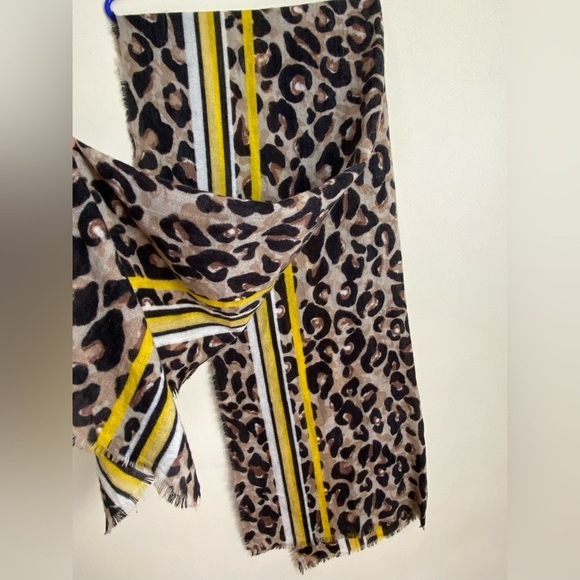 Chic Leopard Print Scarf with Bold Stripes, thin material - Picture 4 of 8